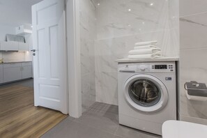 Comfort Apartment | Bathroom | Shower, hair dryer, towels, soap