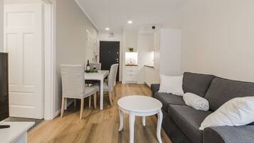 Classic-Apartment, Balkon | Wohnzimmer | Flachbildfernseher