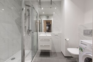 Departamento Deluxe | Baño | Regadera, secadora de cabello, toallas, jabón 