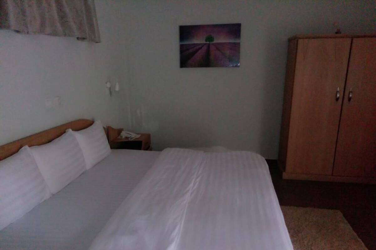 家庭小屋 | 客房內保險箱、床單