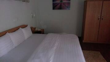 Family Cabin | In-room safe, bed sheets