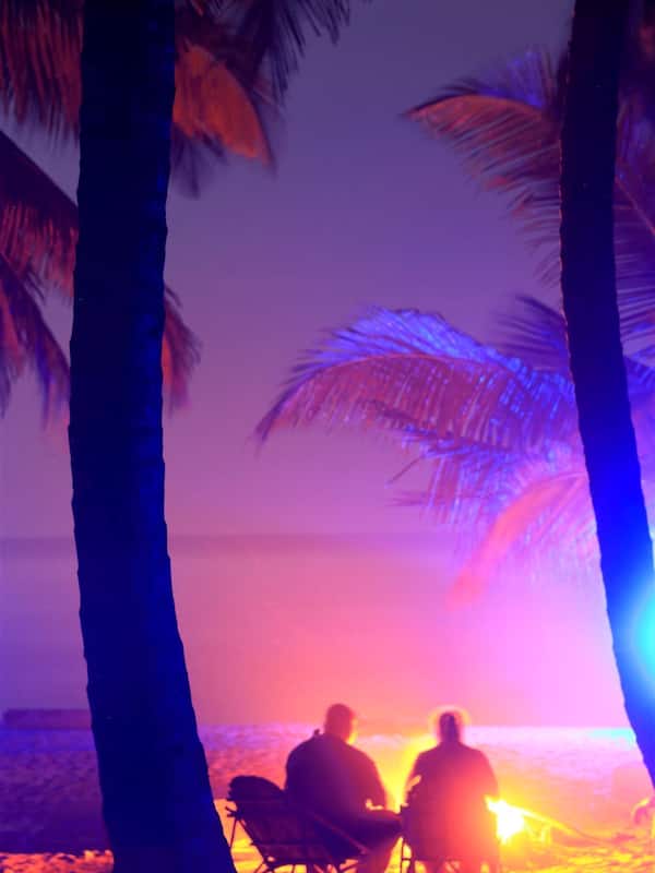 En la playa y bar en la playa