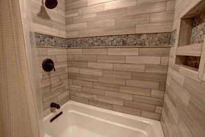 Douche, sèche-cheveux, serviettes fournies, savon