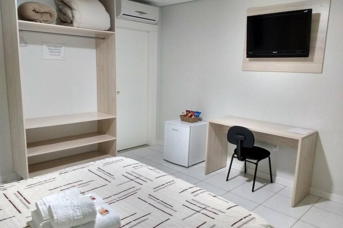 Escritorio, espacio para trabajar con laptop y insonorización