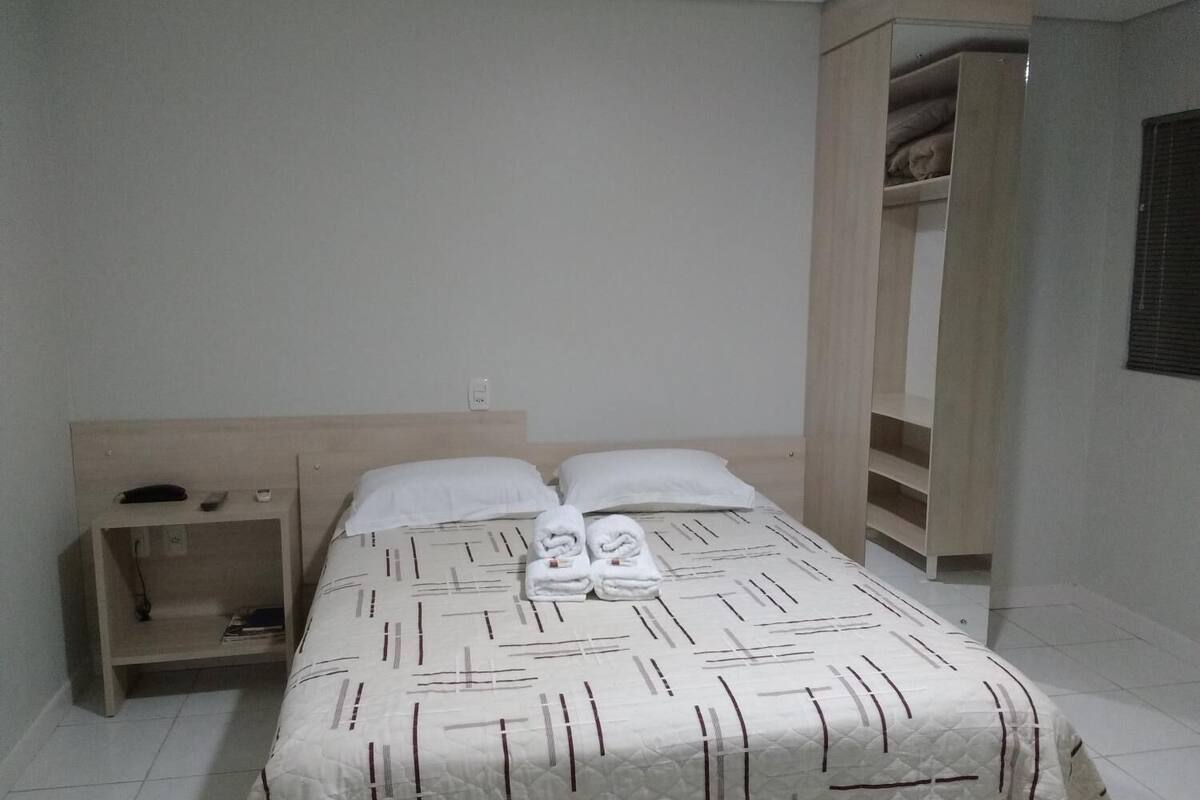 Escritorio, espacio para trabajar con laptop y insonorización