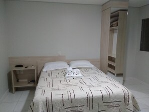 Desk, laptop workspace, soundproofing, iron/ironing board - Guga's Hotel (Coronel Freitas)