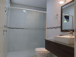 Shower, rainfall showerhead, hair dryer, towels - Guga's Hotel (Coronel Freitas)