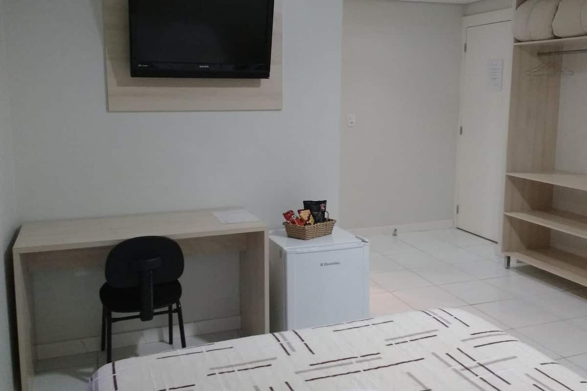 Escritorio, espacio para trabajar con laptop y insonorización