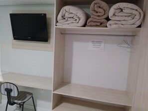 Deluxe Twin Room | Desk, laptop workspace, soundproofing, iron/ironing board - Guga's Hotel (Coronel Freitas)