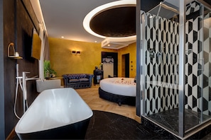 Suite junior | Baño | Amenidades de baño gratuitas, secadora de cabello, bidet, toallas