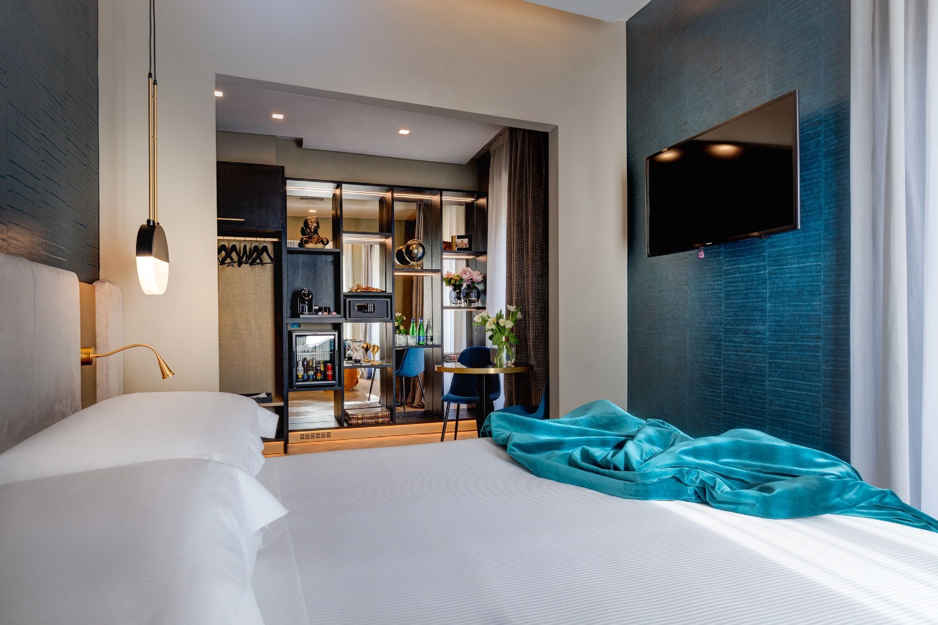 ميني بار وخزنة داخل الغرفة وتجهيزات عازلة للصوت ومكواة/لوح كي