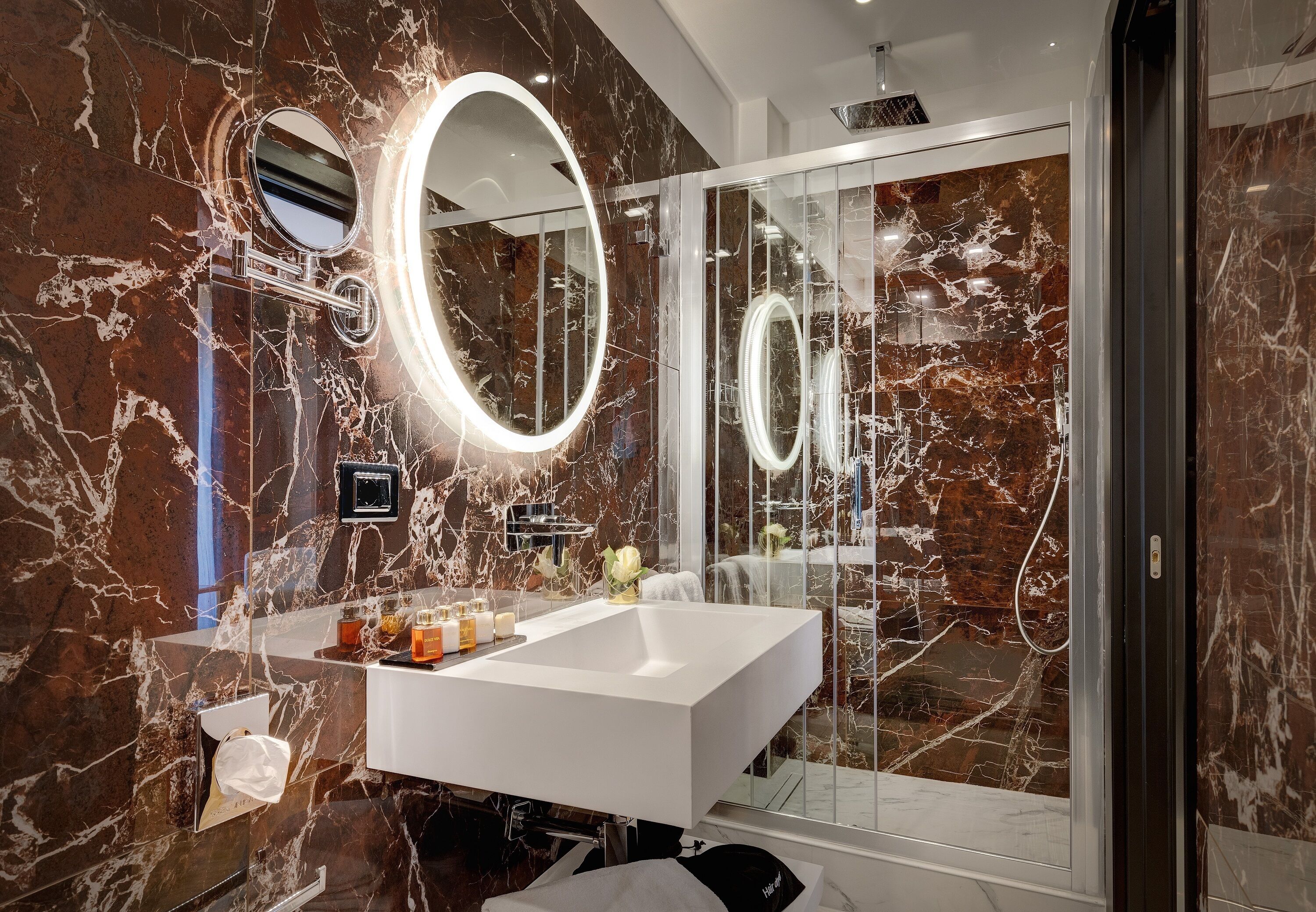 Chambre Double Supérieure | Salle de bain | Articles de toilette gratuits, sèche-cheveux, bidet, serviettes fournies