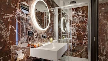 Chambre Double Supérieure | Salle de bain | Articles de toilette gratuits, sèche-cheveux, bidet, serviettes fournies