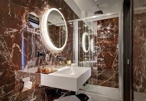 Habitación doble superior | Baño | Amenidades de baño gratuitas, secadora de cabello, bidet, toallas