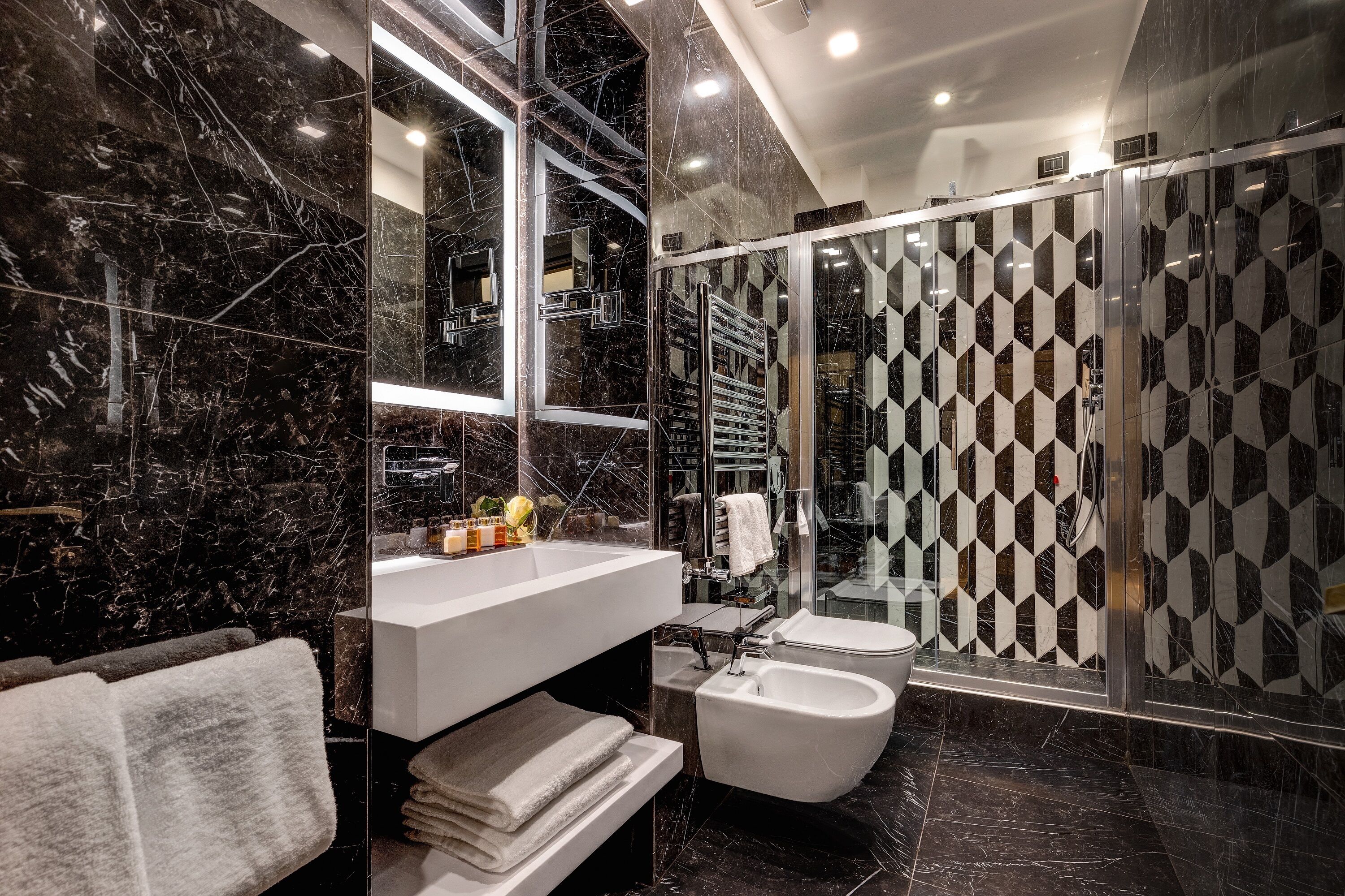 Artículos de tocador gratuitos, secador de pelo, bidet, toallas