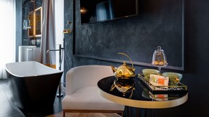 Suite – junior | Minibar, safe på rommet, lydisolert og strykejern/-brett