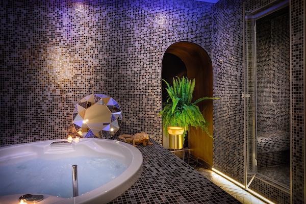 Sauna, hot tub, steam room