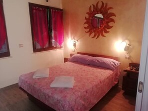 1 غرفة نوم ومكواة/لوح كي وملاءات أسرّة