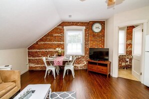 TV - Suite #4 - Adorable 2 Bed Suite in Downtown Hermann (Hermann)