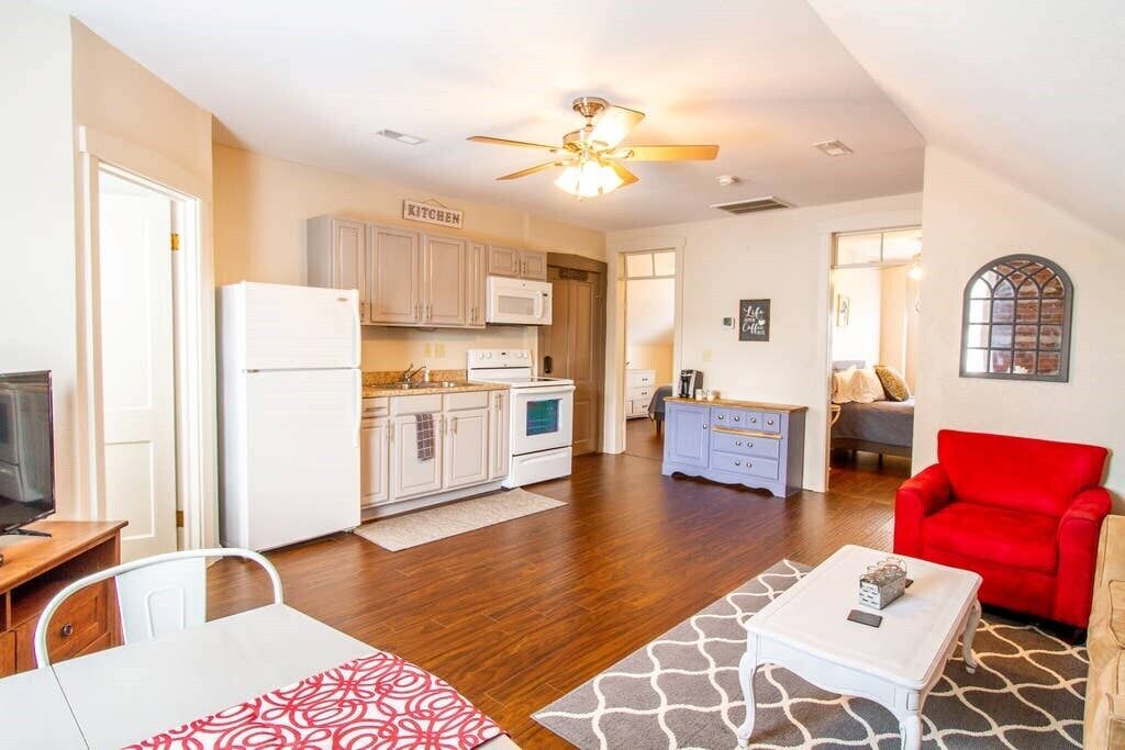Suite #4 - Adorable 2 Bed Suite in Downtown Hermann