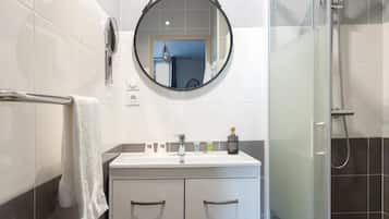 Kamar Comfort (Saint Cirq Lapopie) | Kamar mandi | Shower, perlengkapan mandi gratis, pengering rambut, dan handuk