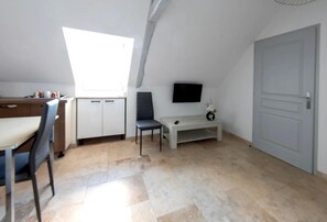 Comfort-Apartment (Cajarc) | Wohnbereich | Flachbildfernseher