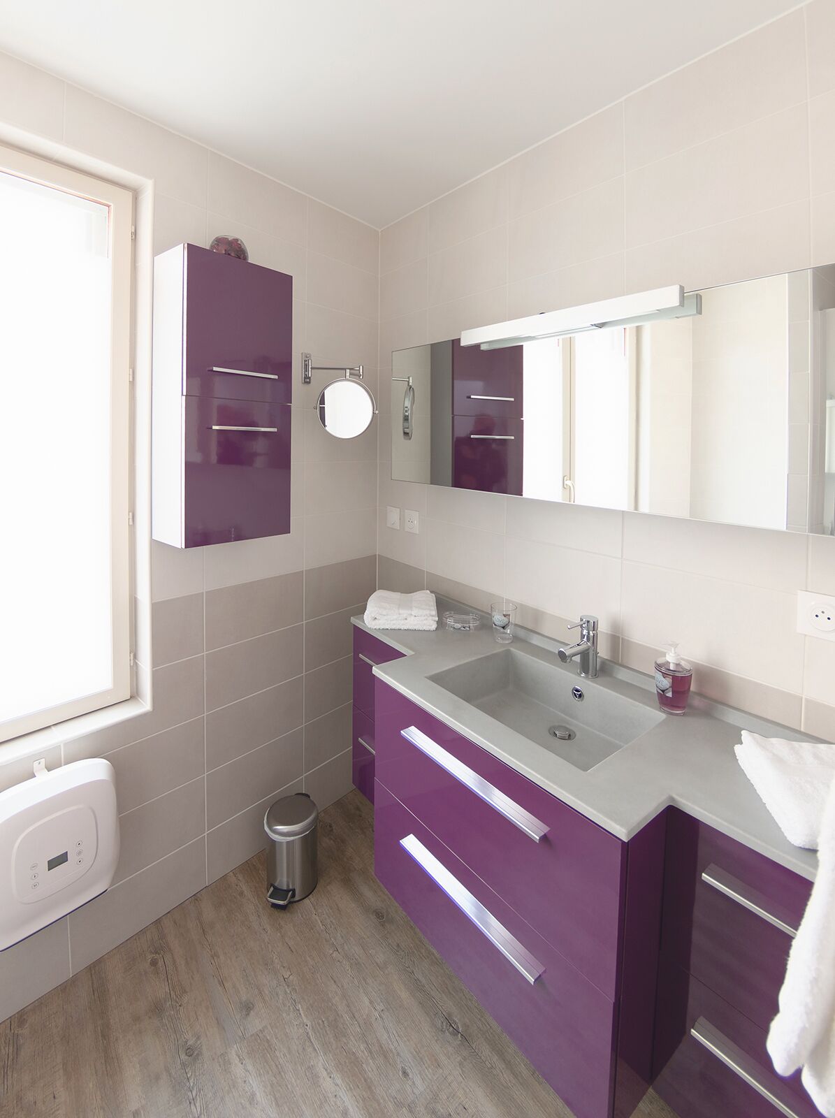 Une salle de bain moderne avec un meuble-lavabo, un lavabo et des toilettes.