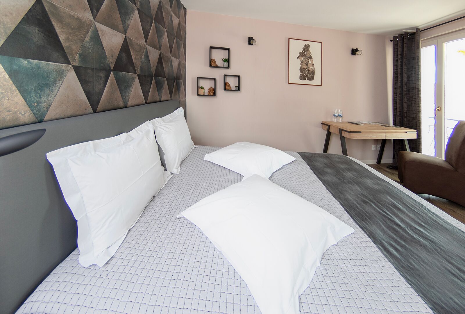 Habitació d'hotel amb un llit, una taula i una cadira.