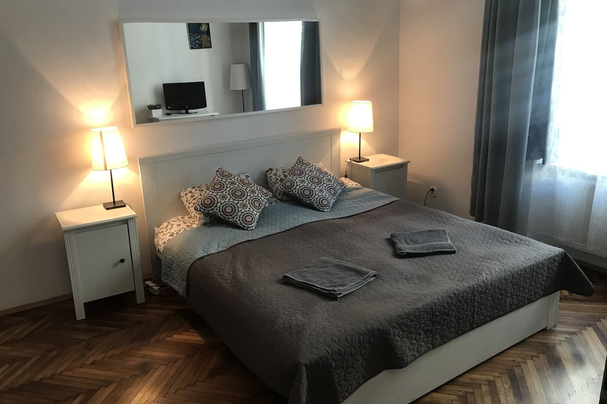 Apartament bàsic | 1 dormitori, planxa i posts de planxar, wifi gratuïta i roba de llit