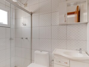 Habitación triple, varias camas | Baño | Regadera, amenidades de baño gratuitas, secadora de cabello, toallas 