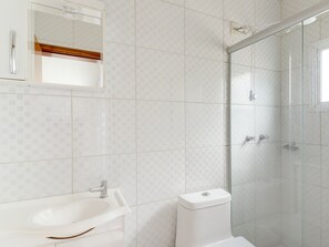 Habitación con 2 camas individuales | Baño | Ducha, artículos de higiene personal gratuitos y secador de pelo