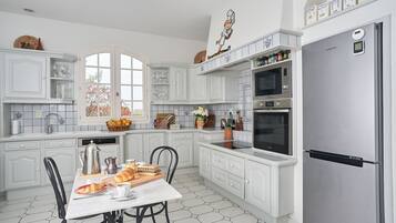 冰箱、微波炉、烤箱、炉灶