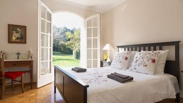 3 habitaciones, escritorio y tabla de planchar con plancha