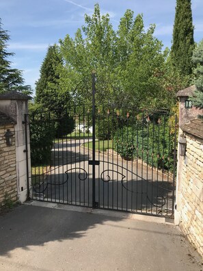 Property grounds - La Sérénité - Superb house with heated pool overlooking vineyards (Chagny)