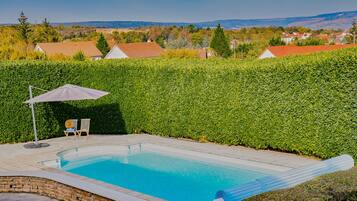 Una piscina al aire libre, una piscina climatizada