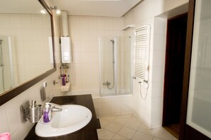 Apartment, 3 Bedrooms | Bathroom | Combined shower/tub, free toiletries, hair dryer, towels
