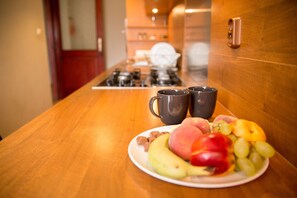 Departamento, 3 habitaciones | Cocina privada | Horno, parrilla de estufa, lavavajillas y tetera eléctrica 