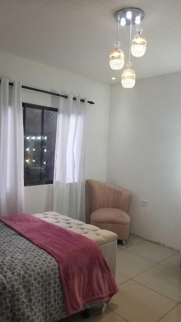 Desk, laptop workspace, soundproofing, WiFi (free)