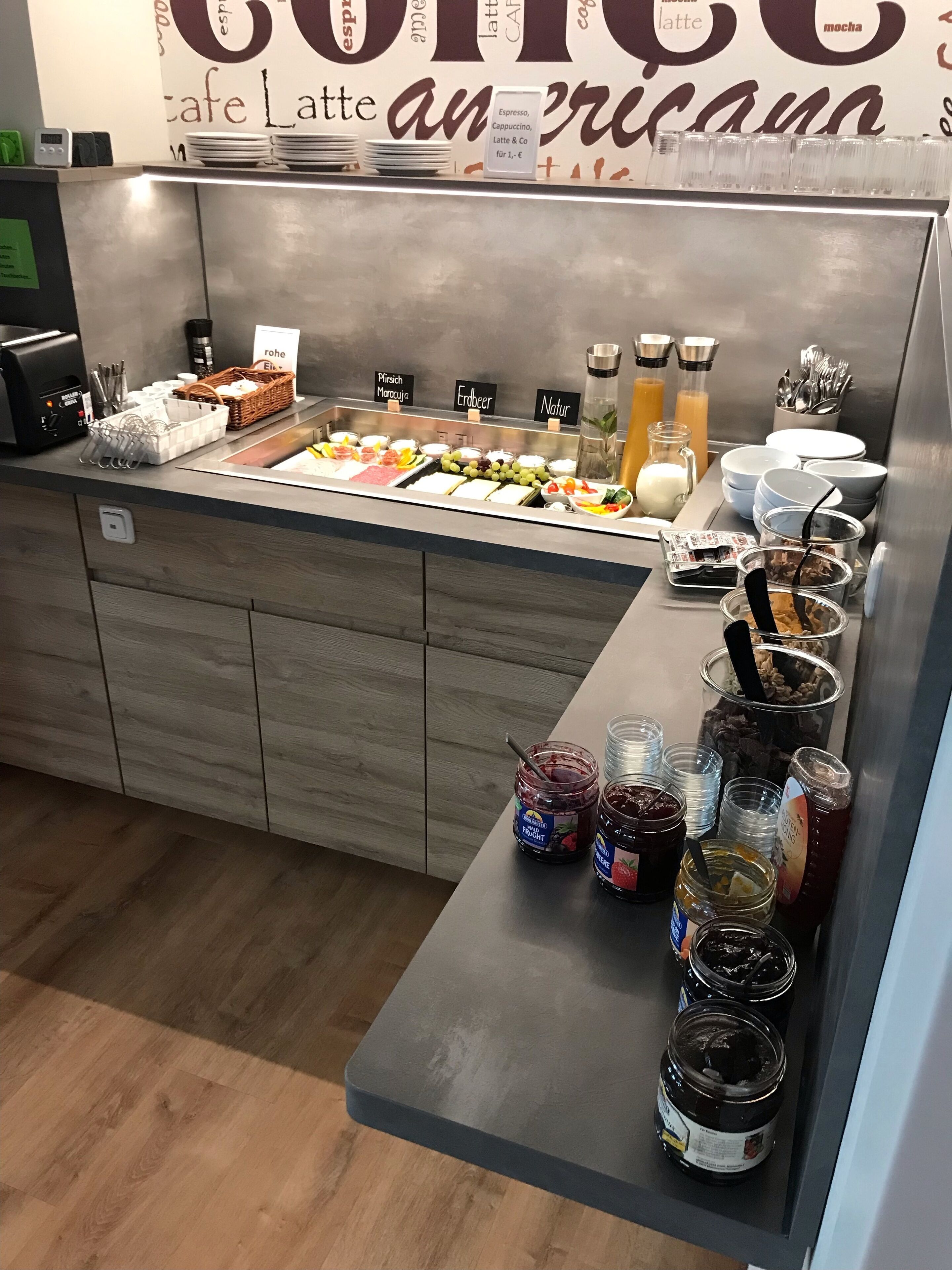 Un comptoir de buffet proposant divers plats et accompagnements.