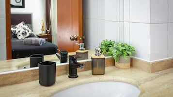 Combined shower/bathtub, hair dryer, towels, soap