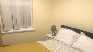 House | 5 bedrooms, laptop workspace, iron/ironing board, free WiFi - Super Serviced Accommodation (Luton)