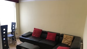 House | Living area | Flat-screen TV - Super Serviced Accommodation (Luton)