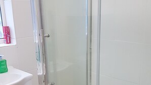 House | Bathroom shower - Super Serviced Accommodation (Luton)