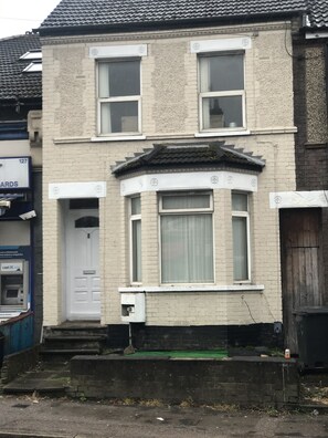 Front of property - Super Serviced Accommodation (Luton)