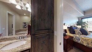 4 habitaciones, escritorio y tabla de planchar con plancha 