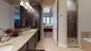 Combined shower/tub, hair dryer, towels - Tee Time Golf Course View! (Washington)