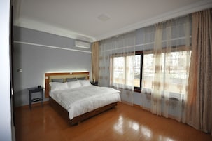 Apartamento Deluxe, 2 habitaciones, 2 baños | Minibar, caja fuerte, cortinas opacas y tabla de planchar con plancha