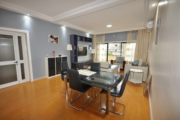 Deluxe Apartment, 2 Bedrooms, 2 Bathrooms | Living room