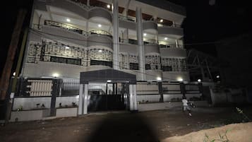 Fassade der Unterkunft – Abend/Nacht