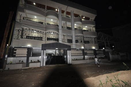 Fachada de la propiedad por la tarde o noche